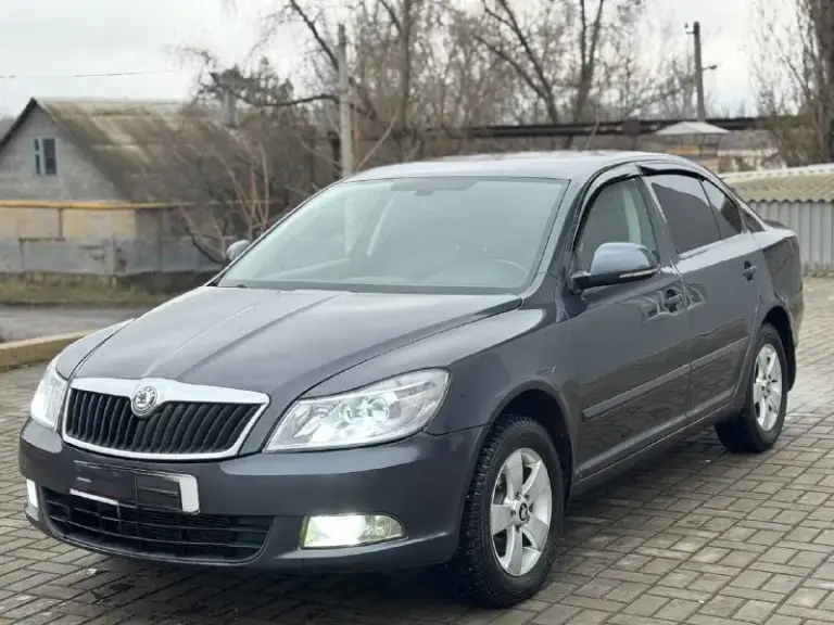 Продам skoda octavia 2012год 1.6автомат айсин 157.000пробега машина вся обслужена без проблем сель и поехал мотор масло не берёт коробка переключает плавно без пинков два ключа два комплекта резины лета зима стоит новая машина на твёрдую петерку все остальные вопросы по телефону пишете звоните в любое время!! +79494676594 цена 830.000₽торг - фотография - 1