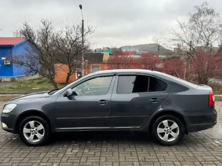 Продам skoda octavia 2012год 1.6автомат айсин 157.000пробега машина вся обслужена без проблем сель и поехал мотор масло не берёт коробка переключает плавно без пинков два ключа два комплекта резины лета зима стоит новая машина на твёрдую петерку все остальные вопросы по телефону пишете звоните в любое время!! +79494676594 цена 830.000₽торг - фотография - 2