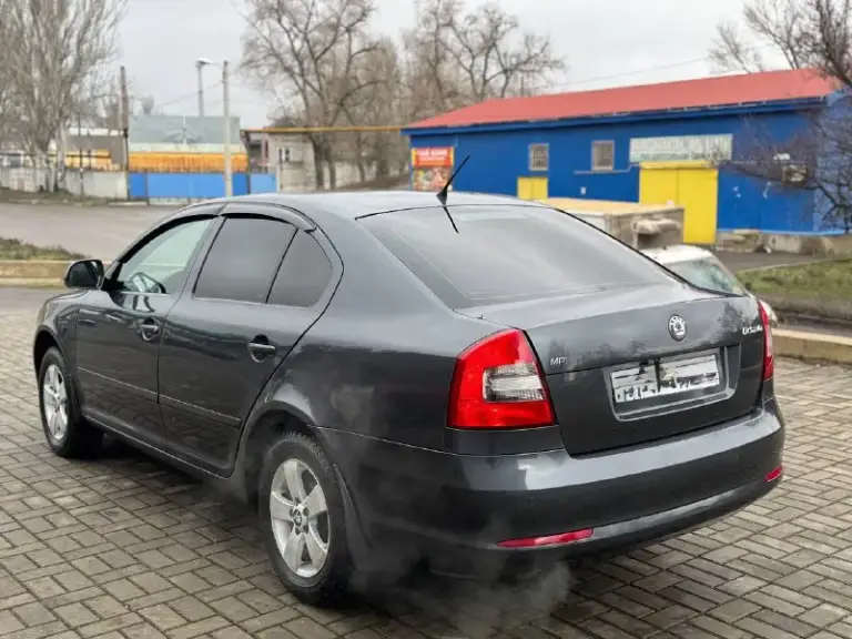 Продам skoda octavia 2012год 1.6автомат айсин 157.000пробега машина вся обслужена без проблем сель и поехал мотор масло не берёт коробка переключает плавно без пинков два ключа два комплекта резины лета зима стоит новая машина на твёрдую петерку все остальные вопросы по телефону пишете звоните в любое время!! +79494676594 цена 830.000₽торг - фотография - 3