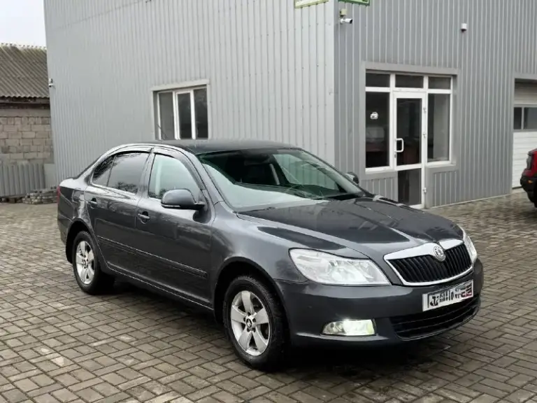 Продам skoda octavia 2012год 1.6автомат айсин 157.000пробега машина вся обслужена без проблем сель и поехал мотор масло не берёт коробка переключает плавно без пинков два ключа два комплекта резины лета зима стоит новая машина на твёрдую петерку все остальные вопросы по телефону пишете звоните в любое время!! +79494676594 цена 830.000₽торг - фотография - 5