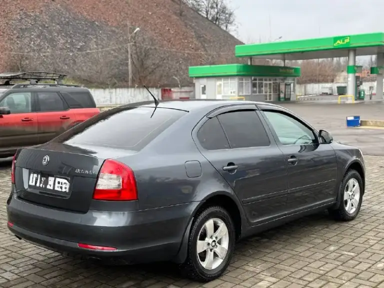 Продам skoda octavia 2012год 1.6автомат айсин 157.000пробега машина вся обслужена без проблем сель и поехал мотор масло не берёт коробка переключает плавно без пинков два ключа два комплекта резины лета зима стоит новая машина на твёрдую петерку все остальные вопросы по телефону пишете звоните в любое время!! +79494676594 цена 830.000₽торг - фотография - 7