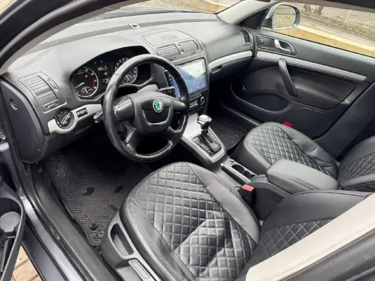 Продам skoda octavia 2012год 1.6автомат айсин 157.000пробега машина вся обслужена без проблем сель и поехал мотор масло не берёт коробка переключает плавно без пинков два ключа два комплекта резины лета зима стоит новая машина на твёрдую петерку все остальные вопросы по телефону пишете звоните в любое время!! +79494676594 цена 830.000₽торг - фотография - 9