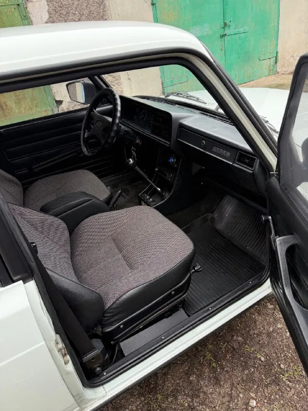 Продам ваз 2107 1998 г. Карбюратор
Продажа от владельца!
Авто в отличном состоянии, с момента покупки один собственник.
Пробег родной !!! 83000 км.
Автомобиль весь в родном металле и краске, ничего не варили, в дтп не была, дно в идеале, пороги тоже. Все стекла родные, включая лобовое.
Бережная эксплуатация, гаражное хранение.
Салон в идеальном состоянии.
В своем классическом виде, без каких либо тюнингов.
По технической части, все исправно.
1.5 Месяца назад установлено гбо. ( новая установка)
Новая зимняя резина.
Автомобиль полностью обслужен, вложений не требует.
Учет 180 регион, весь пакет документов, переоформление без проблем.
Енакиево
Цена 240 тысяч рублей. Хороший торг !
Тел: +79493803898( телеграмм, макс)

📞 Звоните: +7(949)3803898 - фотография - 5