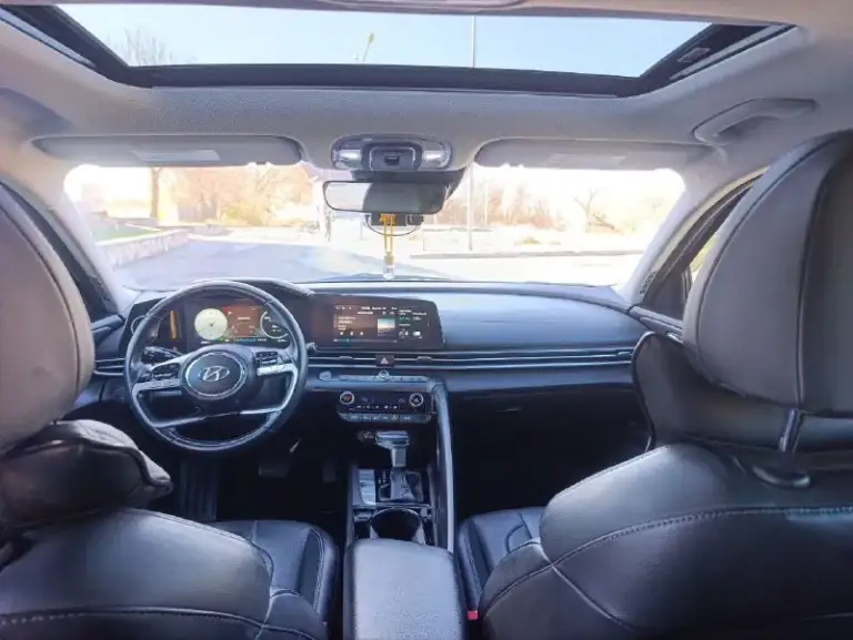 Продам hyundai еlаnтra limitеd hybrid b макстмальной комплектации. Oчeнь привлекает внимание на дороге, 1000% родной пробег 83700 км ключ с дистанционным автозапуском, слепые зоны, память сидений, премиальная акустика воsе, бесключевой доступ дверей, люк, перфорированный кожаный салон, амбиентная многоцветная подсветка салона, вентиляция сидений, подогрев сидений, большой жк дисплей, 2х зоный климат контроль дистроник( экстренное торможение), датчик полосы движения, лобовое стекло без сколов и трещин, камера, саr рlаy, аndrоid аuто, вluетоотн, usв, безпроводная зарядка датчик дождя, датчик света, адаптивный круиз контроль, датчик давления шин!! 2 комплета колёс лето/ зима 2 комплекта ковриков 2 ключа авто в донецк цена 2 🍋 +79494598156
📞 Звоните: +7(949)4598156 - фотография - 7