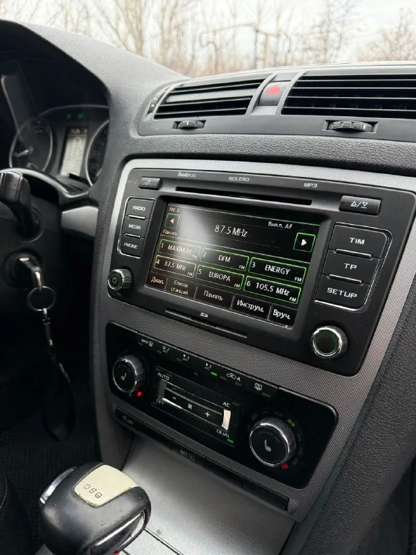 Продаётся skoda octavia a5 (2011 г. )
Отличный автомобиль в надёжном исполнении — надёжный выбор для повседневных поездок и дальних путешествий!
Основные характеристики:
* Год выпуска: 2011
* Двигатель: 1,8 л турбо
* Коробка передач: акпп dsg‑7 (без проблем)
Комплектация:
* Полный мультируль
* Двухзонный климат‑контроль
* Датчик света
* Датчик дождя
* Круиз‑контроль
* Подогрев передних сидений
* Подогрев задних сидений
* Парктроники
Колёса и резина:
* Зима: штампованные диски 16′′
* Лето: диски 17′′ от audi
* 2 Комплекта резины
Цена: 750 000 руб.
Контакт для связи: телефон: +79493152797 - фотография - 10