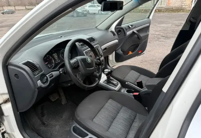 Продаётся skoda octavia a5 (2011 г. )
Отличный автомобиль в надёжном исполнении — надёжный выбор для повседневных поездок и дальних путешествий!
Основные характеристики:
* Год выпуска: 2011
* Двигатель: 1,8 л турбо
* Коробка передач: акпп dsg‑7 (без проблем)
Комплектация:
* Полный мультируль
* Двухзонный климат‑контроль
* Датчик света
* Датчик дождя
* Круиз‑контроль
* Подогрев передних сидений
* Подогрев задних сидений
* Парктроники
Колёса и резина:
* Зима: штампованные диски 16′′
* Лето: диски 17′′ от audi
* 2 Комплекта резины
Цена: 750 000 руб.
Контакт для связи: телефон: +79493152797 - фотография - 7