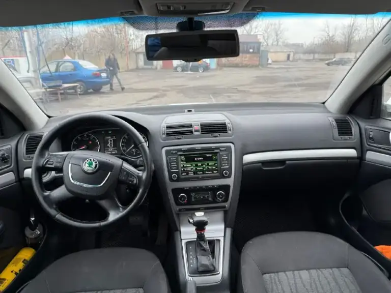Продаётся skoda octavia a5 (2011 г. )
Отличный автомобиль в надёжном исполнении — надёжный выбор для повседневных поездок и дальних путешествий!
Основные характеристики:
* Год выпуска: 2011
* Двигатель: 1,8 л турбо
* Коробка передач: акпп dsg‑7 (без проблем)
Комплектация:
* Полный мультируль
* Двухзонный климат‑контроль
* Датчик света
* Датчик дождя
* Круиз‑контроль
* Подогрев передних сидений
* Подогрев задних сидений
* Парктроники
Колёса и резина:
* Зима: штампованные диски 16′′
* Лето: диски 17′′ от audi
* 2 Комплекта резины
Цена: 750 000 руб.
Контакт для связи: телефон: +79493152797 - фотография - 8
