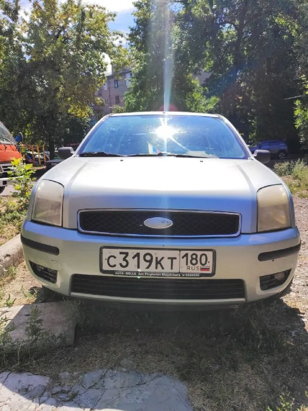 Ford fusion 2003 года 1.6 л. , механика 101 л. С. В одной семье 8 лет ❤👨‍👩‍👧🚙. Отличное состояние для своих лет. Пробег 190 тыс. Салон в отличном состоянии, сиденья не продавленые, в машине не курили, так как возили детей. Машина дорогу держит, резина отличная, так же комплект зимы на дисках. Кондиционер заправлен холодит отлично. За этот год поменно: масла, фильтра, бачек расширительный, антифриз, жидкость гур с промывкой, топливный насос, грм, приводные ремни, помпа, подшипник промвала, подшипники ступицы передней. Есть притёртость по заднему бамперу. В подарок отдам газ. Цена 500000 рублей. +74943687317 - фотография - 1