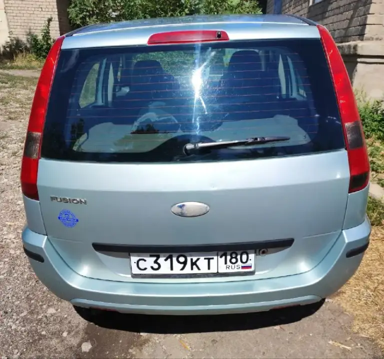 Ford fusion 2003 года 1.6 л. , механика 101 л. С. В одной семье 8 лет ❤👨‍👩‍👧🚙. Отличное состояние для своих лет. Пробег 190 тыс. Салон в отличном состоянии, сиденья не продавленые, в машине не курили, так как возили детей. Машина дорогу держит, резина отличная, так же комплект зимы на дисках. Кондиционер заправлен холодит отлично. За этот год поменно: масла, фильтра, бачек расширительный, антифриз, жидкость гур с промывкой, топливный насос, грм, приводные ремни, помпа, подшипник промвала, подшипники ступицы передней. Есть притёртость по заднему бамперу. В подарок отдам газ. Цена 500000 рублей. +74943687317 - фотография - 2