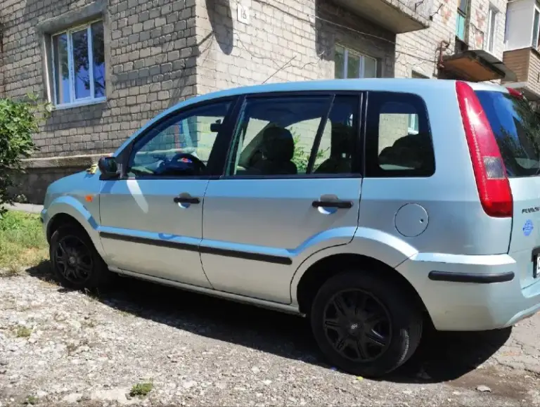 Ford fusion 2003 года 1.6 л. , механика 101 л. С. В одной семье 8 лет ❤👨‍👩‍👧🚙. Отличное состояние для своих лет. Пробег 190 тыс. Салон в отличном состоянии, сиденья не продавленые, в машине не курили, так как возили детей. Машина дорогу держит, резина отличная, так же комплект зимы на дисках. Кондиционер заправлен холодит отлично. За этот год поменно: масла, фильтра, бачек расширительный, антифриз, жидкость гур с промывкой, топливный насос, грм, приводные ремни, помпа, подшипник промвала, подшипники ступицы передней. Есть притёртость по заднему бамперу. В подарок отдам газ. Цена 500000 рублей. +74943687317 - фотография - 3