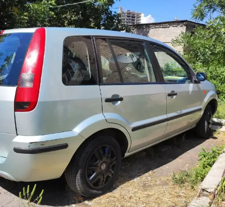 Ford fusion 2003 года 1.6 л. , механика 101 л. С. В одной семье 8 лет ❤👨‍👩‍👧🚙. Отличное состояние для своих лет. Пробег 190 тыс. Салон в отличном состоянии, сиденья не продавленые, в машине не курили, так как возили детей. Машина дорогу держит, резина отличная, так же комплект зимы на дисках. Кондиционер заправлен холодит отлично. За этот год поменно: масла, фильтра, бачек расширительный, антифриз, жидкость гур с промывкой, топливный насос, грм, приводные ремни, помпа, подшипник промвала, подшипники ступицы передней. Есть притёртость по заднему бамперу. В подарок отдам газ. Цена 500000 рублей. +74943687317 - фотография - 4