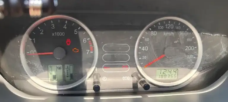 Ford fusion 2003 года 1.6 л. , механика 101 л. С. В одной семье 8 лет ❤👨‍👩‍👧🚙. Отличное состояние для своих лет. Пробег 190 тыс. Салон в отличном состоянии, сиденья не продавленые, в машине не курили, так как возили детей. Машина дорогу держит, резина отличная, так же комплект зимы на дисках. Кондиционер заправлен холодит отлично. За этот год поменно: масла, фильтра, бачек расширительный, антифриз, жидкость гур с промывкой, топливный насос, грм, приводные ремни, помпа, подшипник промвала, подшипники ступицы передней. Есть притёртость по заднему бамперу. В подарок отдам газ. Цена 500000 рублей. +74943687317 - фотография - 5