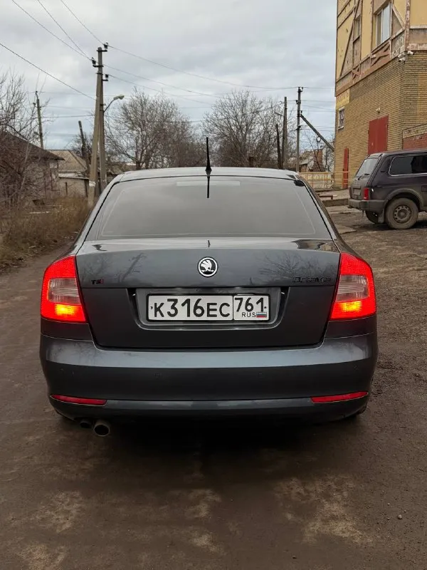 Обмен не интересует!

Продам шкода октавия а5 рест в очень хорошем состоянии.
1.4 Tsi, кпп механика 6-ти ступенчатая

Декабрь 2011 г. В.

3 Владельца.

Мотор работает идеально ровно, масло от замены до замены доливаю грамм 200 (6.000-7.000kм)
Не троит, не дымит.
Едет очень бодро.

Ходовая обслужена, без посторонних звуков.

Кпп работает как положено, без хрустов, гула и т. Д.

По кузову пару сколов, нечего критичного. Ржавчины, гнили нет нигде!

4 Электро стеклоподьёмника, подогревы передних сидений, кондиционер(заправлен летом, полностью исправен), штатные парктроники, led лампы в птф и ближнем.
Датчик света, датчик дождя.

Родной пробег 219.000, подтвержден автотекой.
Два ключа, сервисная книга с первого дня использования.

Продаю на 17х легкосплавах, летнюю резину на родных дисках также отдам.

Любые проверки только приветствуются

Могу скинуть автотеку.

850.000₽ Торг
+7 949 314 95 95 - фотография - 3