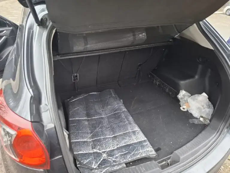 Mazda cx-5 2-л. 2011 год, пробег родной 102т.
В отличном состоянии, замена масло каждые 7т.
Нюансы:
Машина была в не большом дтп, треснуто лобовое, по кузову не большая мятина задней правой двери, трещина на заднем бампере, на фото видно. Переднее крыло заменено.
Коробка от столкновения с бардюром пинает на первой скорости, остальные переключает хорошо.
После устранения последствий дтп езжу уже почти год, машина работает на отлично, не считая пинка коробки.
Цена 1,350 🍋 не большой торг.
+79496850364

📞 Звоните: +7(949)6850364 - фотография - 7