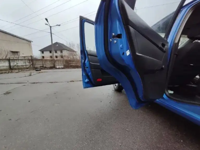 Здравствуйте продам chevrolet aveo 2009 года. Автомобиль в отличном состоянии не имеет ни рыжики ни коррозии днище пороги в идеальном состоянии. Мотор 1.5 пробег 190 тысяч родной. Автомобиль вся обслужена вся новая ходовая часть была недавно заменена рулевая рейка шаровая наконечники ремень ролики, масла фильтра новый аккумулятор кондиционер обслужил летом. Комплектация автомобиля кондиционер стеклоподъёмники гидроусилитель руля, подушка безопасности электро регулировки зеркал центральный замок сигнализация два ключа, сервисная книжка, магнитола pioneer, газ евро-4. В писан техпаспорт. Два комплекта резины оба на дисках. По документам полный порядок я собственник оформления через мрэо. Цена 520.000 тысяч российский рублей. Осмотр город донецк +79494491380
📞 Звоните: +7(949)4491380 - фотография - 4
