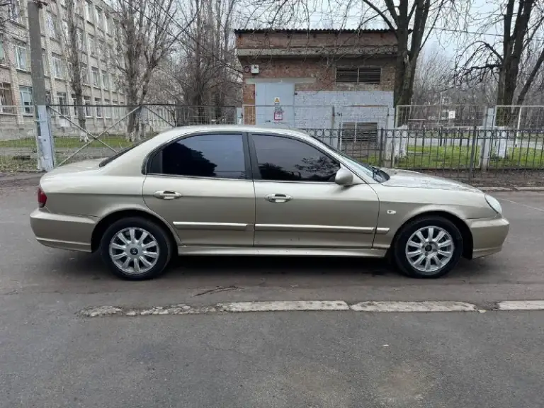 Продам авто hyundai sonata 2.0 мкпп 2004г. В достойном состоянии для своего возраста!

Гур, климат,
4Эл. Стеклоподъёмника, кожаный салон ухоженный. По техники авто в полном порядке, коробка, двигатель ничего не стучит не гремит, салон также в хорошем состоянии.
Авто не новое не питайте иллюзий, но за эти деньги сел поехал, по цене лады!
Адекватным людям торг будет ✅
С удовольствием предоставлю больше информации по тел.
+79895329511
What's app, telegram ✅
370.000 Тыс. Руб - фотография - 4