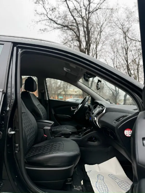 Hyundai ix35 2012 4wd двигатель 2.0 бензин коробка обычный автомат пробег 162000 привод полный подключаемый автомобиль в отличном состоянии, двигатель работает хорошо, коробка переключает без пинков, кузов целый без ржавчины отличная комплектация:кожаный салон, двухзонный климат контроль, большой сенсорный монитор, подогрев всех сидений и руля, парктроники передние и задние, электрозеркала с складыванием, bluetooth aux, заводской сабуфер, два ключа, и еще много чего цена 1350000 возможен торг +79495035504
📞 Звоните: +7(949)5035504 - фотография - 5