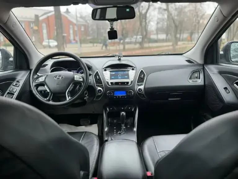 Hyundai ix35 2012 4wd двигатель 2.0 бензин коробка обычный автомат пробег 162000 привод полный подключаемый автомобиль в отличном состоянии, двигатель работает хорошо, коробка переключает без пинков, кузов целый без ржавчины отличная комплектация:кожаный салон, двухзонный климат контроль, большой сенсорный монитор, подогрев всех сидений и руля, парктроники передние и задние, электрозеркала с складыванием, bluetooth aux, заводской сабуфер, два ключа, и еще много чего цена 1350000 возможен торг +79495035504
📞 Звоните: +7(949)5035504 - фотография - 8