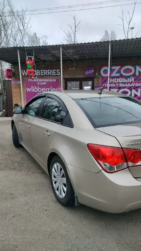 Продам chevrolet круз 2011 года выпуска на автомате. Двигатель 1.8(141 л. С)не дымит, масло не ест. Автомат не пинае, переключает плавно. Есть мелкие жизненные коцки. Пороги, дно целые. Меняны задние тормозные суппорта, троса ручника, колодки, стойки. Поменяны фазорегуляторы, гос. Печка дует огонь прогревается быстро, даже в морозы.4 подъемника, а ключа. Цена 615 00.осмотр макеевка. +79498450521
📞 Звоните: +7(949)8450521 - фотография - 9