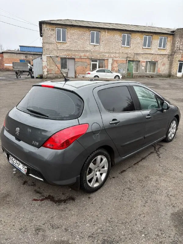 Пежо 308, 2008 год выпуска, родной пробег 165000 тысячи, реальных 2 владельца по документам, я второй, до меня авто было 15 лет в одних руках, машина без дтп, с зеленой автотекой, по технической части все в идеале, проблем нет. Комплектация на панораме, двух зонный климат контроль, кондиционер, подогревы сидений, датчик света, дождя, сигнализация с автозапуском. Новая зимняя резина, проехала меньше 1000 км. Машина находится в донецке, цена 575000 тысяч символический торг у капота, авто без вложений
+79494951390 - фотография - 5