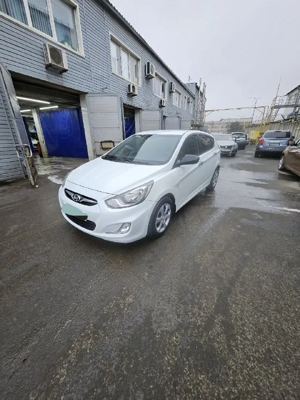 Автомобиль hyundai solaris 2014 г. В.1.4.ат. В превосходном состоянии. Абсолютно весь целый. С зелёной автотекой. Два хозяина за все время. Есть авс. Гур. Кондиционер. Серворуль. Электростеклоподьемники. Бортовой компьютер. Камера заднего вида. Андроид. Три ключа. Масло поменяно. Новый аккумулятор. Макеевка. Тел.79493039475.цена 790000т. Р. Торг минимальный. - фотография - 1