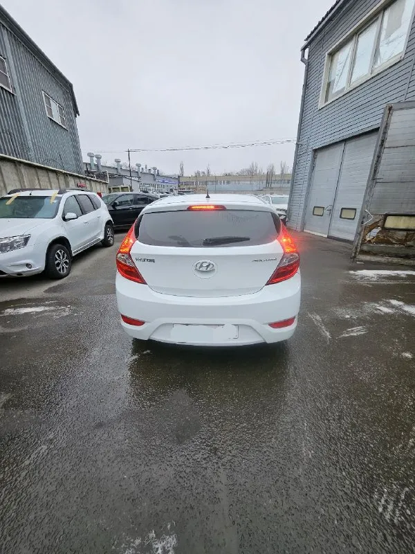 Автомобиль hyundai solaris 2014 г. В.1.4.ат. В превосходном состоянии. Абсолютно весь целый. С зелёной автотекой. Два хозяина за все время. Есть авс. Гур. Кондиционер. Серворуль. Электростеклоподьемники. Бортовой компьютер. Камера заднего вида. Андроид. Три ключа. Масло поменяно. Новый аккумулятор. Макеевка. Тел.79493039475.цена 790000т. Р. Торг минимальный. - фотография - 2