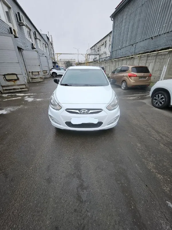 Автомобиль hyundai solaris 2014 г. В.1.4.ат. В превосходном состоянии. Абсолютно весь целый. С зелёной автотекой. Два хозяина за все время. Есть авс. Гур. Кондиционер. Серворуль. Электростеклоподьемники. Бортовой компьютер. Камера заднего вида. Андроид. Три ключа. Масло поменяно. Новый аккумулятор. Макеевка. Тел.79493039475.цена 790000т. Р. Торг минимальный. - фотография - 3