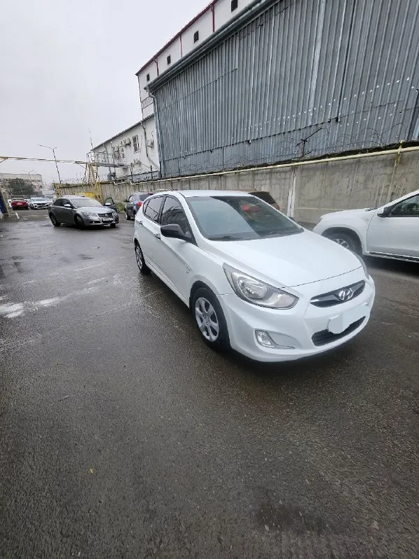 Автомобиль hyundai solaris 2014 г. В.1.4.ат. В превосходном состоянии. Абсолютно весь целый. С зелёной автотекой. Два хозяина за все время. Есть авс. Гур. Кондиционер. Серворуль. Электростеклоподьемники. Бортовой компьютер. Камера заднего вида. Андроид. Три ключа. Масло поменяно. Новый аккумулятор. Макеевка. Тел.79493039475.цена 790000т. Р. Торг минимальный. - фотография - 4