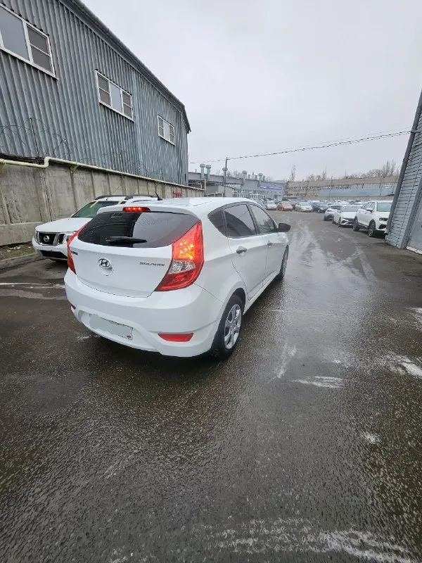 Автомобиль hyundai solaris 2014 г. В.1.4.ат. В превосходном состоянии. Абсолютно весь целый. С зелёной автотекой. Два хозяина за все время. Есть авс. Гур. Кондиционер. Серворуль. Электростеклоподьемники. Бортовой компьютер. Камера заднего вида. Андроид. Три ключа. Масло поменяно. Новый аккумулятор. Макеевка. Тел.79493039475.цена 790000т. Р. Торг минимальный. - фотография - 5