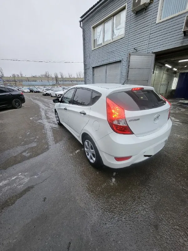 Автомобиль hyundai solaris 2014 г. В.1.4.ат. В превосходном состоянии. Абсолютно весь целый. С зелёной автотекой. Два хозяина за все время. Есть авс. Гур. Кондиционер. Серворуль. Электростеклоподьемники. Бортовой компьютер. Камера заднего вида. Андроид. Три ключа. Масло поменяно. Новый аккумулятор. Макеевка. Тел.79493039475.цена 790000т. Р. Торг минимальный. - фотография - 6