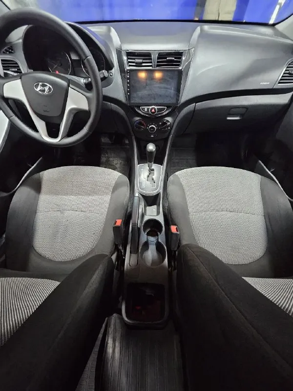 Автомобиль hyundai solaris 2014 г. В.1.4.ат. В превосходном состоянии. Абсолютно весь целый. С зелёной автотекой. Два хозяина за все время. Есть авс. Гур. Кондиционер. Серворуль. Электростеклоподьемники. Бортовой компьютер. Камера заднего вида. Андроид. Три ключа. Масло поменяно. Новый аккумулятор. Макеевка. Тел.79493039475.цена 790000т. Р. Торг минимальный. - фотография - 7