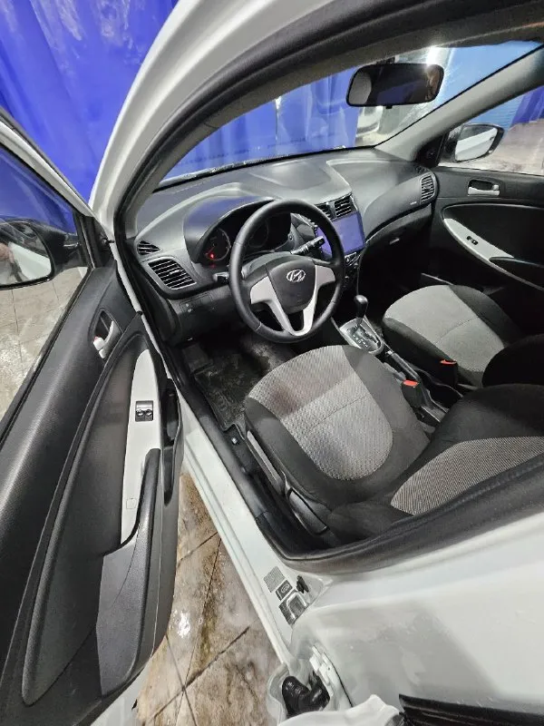 Автомобиль hyundai solaris 2014 г. В.1.4.ат. В превосходном состоянии. Абсолютно весь целый. С зелёной автотекой. Два хозяина за все время. Есть авс. Гур. Кондиционер. Серворуль. Электростеклоподьемники. Бортовой компьютер. Камера заднего вида. Андроид. Три ключа. Масло поменяно. Новый аккумулятор. Макеевка. Тел.79493039475.цена 790000т. Р. Торг минимальный. - фотография - 8