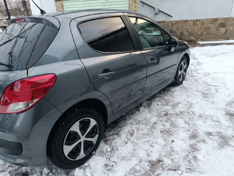 Продам peugeot 207, 2011 г. В. 97 000 км, 1.4 л. , мкпп, был куплен у тестя, он брал в салоне, своевременно обслуживался, есть частичная история сервиса, кузов в родной краске, в комплекте зимняя и летняя резина, два комплекта ключа.
Центральный замок, датчик света/дождя, лепесток управления мультимедиа, двухзонный климат, камера парковки, подогрев зеркал и заднего стекла. Больше фото - в личку
Осмотр в калининском районе донецка.
Цена: 600 к.
Звоните 👉 +79495153858 - фотография - 2