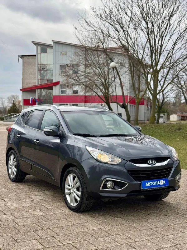 🇰🇵 Hyundai ix35 at

💰Цена: 1 150 000р
🏢Город: мариуполь
📅Год выпуска: 2010
🗒️Пробег: 201 520 км.
⚙️Двигатель: 2.0
⛽Топливо: бензин
⚙️Кпп: автомат

📞 Телефон:

+7-949-727-41-51
+7-949-551-91-52
+7-989-263-55-56

💾 Описание:

✅ Полный привод.
✅ Техническая часть на 5+
✅ Оригинальный пробег.
✅ Редкий коричневый салон.
✅ 2 Комплекта резины зима/лето.
✅ Красивый цвет.

🔥 Отличная комплектация:

❄️ Двухзонный климат-контроль, бесключевой доступ, кнопка start-stop, подогрев всех сидений, магнитола с bluetooth, бортовой компьютер, мультируль, птф, электропакет, помощь при спуске, складывание зеркал, оригинальные литые диски 18 радиуса, новый акб, 2 смарт-ключа, сигнализация с автозапуском.

Улица шевченко 269

🏦 Возможна продажа в кредит по двум документам. - фотография - 1