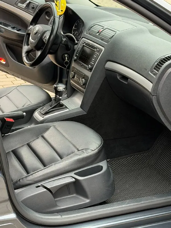 Skoda octavia
Год выпуска - 2012
Двигатель - 1.8t
Автоматическая кпп ( asin )
Пробег - 201.000км
Цена - 1.070.000₽
Тел. - +79493902663
Либо: - +7 (949) 679-98-14
Автомобиль в идеальном состоянии, без каких либо вложений что по кузову, что по технической части. 2 хозяина с автосалона. Родной пробег. Очень бодрая связка двигателя 1.8 турбо с обычным гидротрансформатором asin ( не путать с проблемной dsg ) на самой жирной комплектации: подогревы всех сидений; большой сенсорный монитор; хорошая акустика; двухзонный климат-контроль; датчик света и дождя; круиз-контроль; парктроник; эл. Складываемые зеркала с подогревом; 2 пары ключей; штатные диски r-16 с новой резиной; кожаный мультируль; антибукс; 4эл. Стеклоподъемника с доводчиками; омыватель фар; полный бортовой компьютер; большой багажник и многое другое. Кто ищет достойную октавию со связкой 1.8т - ат которая дарит кучу удовольствия от вождения - добро пожаловать. Спасибо за внимание, всех благ!
📲 Tg: @vladimir_23_23_23
📞 Звоните: +7(949)3902663 - фотография - 10