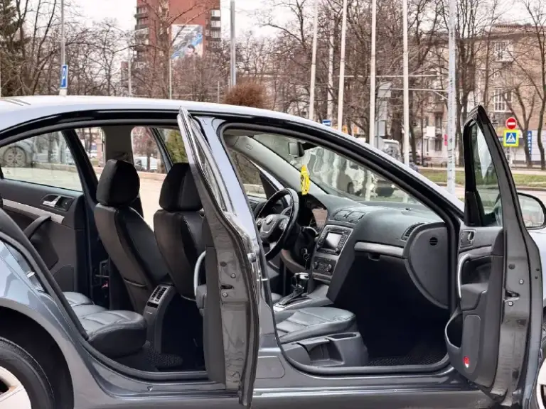 Skoda octavia
Год выпуска - 2012
Двигатель - 1.8t
Автоматическая кпп ( asin )
Пробег - 201.000км
Цена - 1.070.000₽
Тел. - +79493902663
Либо: - +7 (949) 679-98-14
Автомобиль в идеальном состоянии, без каких либо вложений что по кузову, что по технической части. 2 хозяина с автосалона. Родной пробег. Очень бодрая связка двигателя 1.8 турбо с обычным гидротрансформатором asin ( не путать с проблемной dsg ) на самой жирной комплектации: подогревы всех сидений; большой сенсорный монитор; хорошая акустика; двухзонный климат-контроль; датчик света и дождя; круиз-контроль; парктроник; эл. Складываемые зеркала с подогревом; 2 пары ключей; штатные диски r-16 с новой резиной; кожаный мультируль; антибукс; 4эл. Стеклоподъемника с доводчиками; омыватель фар; полный бортовой компьютер; большой багажник и многое другое. Кто ищет достойную октавию со связкой 1.8т - ат которая дарит кучу удовольствия от вождения - добро пожаловать. Спасибо за внимание, всех благ!
📲 Tg: @vladimir_23_23_23
📞 Звоните: +7(949)3902663 - фотография - 5
