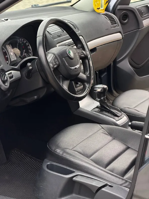Skoda octavia
Год выпуска - 2012
Двигатель - 1.8t
Автоматическая кпп ( asin )
Пробег - 201.000км
Цена - 1.070.000₽
Тел. - +79493902663
Либо: - +7 (949) 679-98-14
Автомобиль в идеальном состоянии, без каких либо вложений что по кузову, что по технической части. 2 хозяина с автосалона. Родной пробег. Очень бодрая связка двигателя 1.8 турбо с обычным гидротрансформатором asin ( не путать с проблемной dsg ) на самой жирной комплектации: подогревы всех сидений; большой сенсорный монитор; хорошая акустика; двухзонный климат-контроль; датчик света и дождя; круиз-контроль; парктроник; эл. Складываемые зеркала с подогревом; 2 пары ключей; штатные диски r-16 с новой резиной; кожаный мультируль; антибукс; 4эл. Стеклоподъемника с доводчиками; омыватель фар; полный бортовой компьютер; большой багажник и многое другое. Кто ищет достойную октавию со связкой 1.8т - ат которая дарит кучу удовольствия от вождения - добро пожаловать. Спасибо за внимание, всех благ!
📲 Tg: @vladimir_23_23_23
📞 Звоните: +7(949)3902663 - фотография - 7