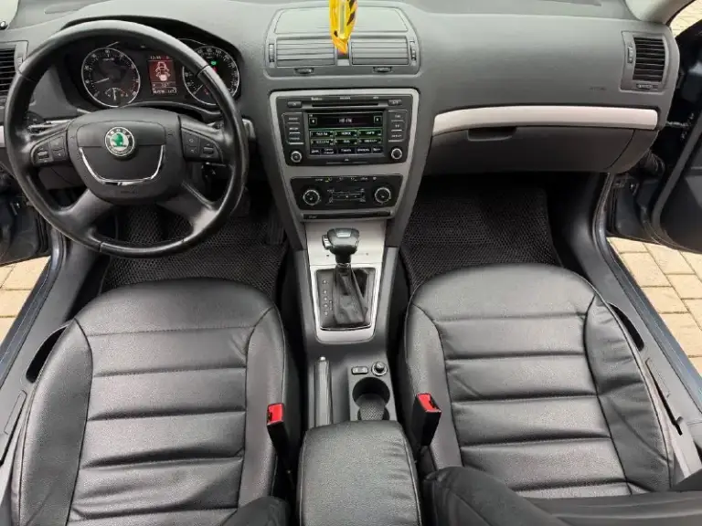Skoda octavia
Год выпуска - 2012
Двигатель - 1.8t
Автоматическая кпп ( asin )
Пробег - 201.000км
Цена - 1.070.000₽
Тел. - +79493902663
Либо: - +7 (949) 679-98-14
Автомобиль в идеальном состоянии, без каких либо вложений что по кузову, что по технической части. 2 хозяина с автосалона. Родной пробег. Очень бодрая связка двигателя 1.8 турбо с обычным гидротрансформатором asin ( не путать с проблемной dsg ) на самой жирной комплектации: подогревы всех сидений; большой сенсорный монитор; хорошая акустика; двухзонный климат-контроль; датчик света и дождя; круиз-контроль; парктроник; эл. Складываемые зеркала с подогревом; 2 пары ключей; штатные диски r-16 с новой резиной; кожаный мультируль; антибукс; 4эл. Стеклоподъемника с доводчиками; омыватель фар; полный бортовой компьютер; большой багажник и многое другое. Кто ищет достойную октавию со связкой 1.8т - ат которая дарит кучу удовольствия от вождения - добро пожаловать. Спасибо за внимание, всех благ!
📲 Tg: @vladimir_23_23_23
📞 Звоните: +7(949)3902663 - фотография - 9