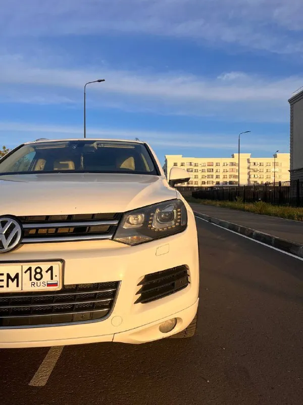Продам volkswagen touareg 2012 года выпуска:
- Цена 1.300.000 очень срочно без торга!;
- 3.6 Fsi vr6 (cmta) 249 л. С.
- Пробег 241000 километров.
Комплектация:
- Полный привод;
- Пневмоподвеска 4 corner
- 8-Ступенчатая aisin;
- Фаркоп; и прочее!

Была замена цепей по оригиналу, замена топливной системы (фильтров, насоса и т. Д) замена тормозных дисков с колодками.
Состояние у автомобиля хорошее, по лкп есть моменты, есть царапины, сколы на заднем и переднем бамперах — не критично. Обслуживалась на масле petronas каждые 7-8 тысяч пробега. Стекла все родные включая и лобовое! Авто требует немного вложений, заправить кондиционер. По ходовой части без нареканий, ни каких стуков нет, пневмоподвеска работает отлично в технической части вложений не требует. Двигатель работает без нареканий! Все остальные вопросы по телефону!
Телефон: +79494408700 - фотография - 1