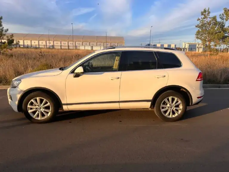 Продам volkswagen touareg 2012 года выпуска:
- Цена 1.300.000 очень срочно без торга!;
- 3.6 Fsi vr6 (cmta) 249 л. С.
- Пробег 241000 километров.
Комплектация:
- Полный привод;
- Пневмоподвеска 4 corner
- 8-Ступенчатая aisin;
- Фаркоп; и прочее!

Была замена цепей по оригиналу, замена топливной системы (фильтров, насоса и т. Д) замена тормозных дисков с колодками.
Состояние у автомобиля хорошее, по лкп есть моменты, есть царапины, сколы на заднем и переднем бамперах — не критично. Обслуживалась на масле petronas каждые 7-8 тысяч пробега. Стекла все родные включая и лобовое! Авто требует немного вложений, заправить кондиционер. По ходовой части без нареканий, ни каких стуков нет, пневмоподвеска работает отлично в технической части вложений не требует. Двигатель работает без нареканий! Все остальные вопросы по телефону!
Телефон: +79494408700 - фотография - 3