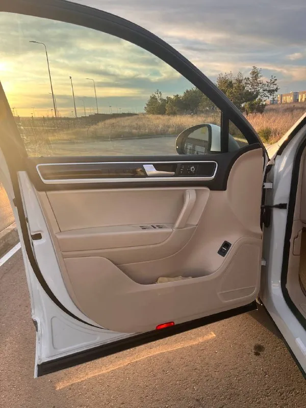 Продам volkswagen touareg 2012 года выпуска:
- Цена 1.300.000 очень срочно без торга!;
- 3.6 Fsi vr6 (cmta) 249 л. С.
- Пробег 241000 километров.
Комплектация:
- Полный привод;
- Пневмоподвеска 4 corner
- 8-Ступенчатая aisin;
- Фаркоп; и прочее!

Была замена цепей по оригиналу, замена топливной системы (фильтров, насоса и т. Д) замена тормозных дисков с колодками.
Состояние у автомобиля хорошее, по лкп есть моменты, есть царапины, сколы на заднем и переднем бамперах — не критично. Обслуживалась на масле petronas каждые 7-8 тысяч пробега. Стекла все родные включая и лобовое! Авто требует немного вложений, заправить кондиционер. По ходовой части без нареканий, ни каких стуков нет, пневмоподвеска работает отлично в технической части вложений не требует. Двигатель работает без нареканий! Все остальные вопросы по телефону!
Телефон: +79494408700 - фотография - 6
