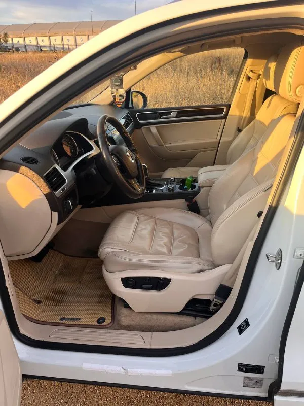 Продам volkswagen touareg 2012 года выпуска:
- Цена 1.300.000 очень срочно без торга!;
- 3.6 Fsi vr6 (cmta) 249 л. С.
- Пробег 241000 километров.
Комплектация:
- Полный привод;
- Пневмоподвеска 4 corner
- 8-Ступенчатая aisin;
- Фаркоп; и прочее!

Была замена цепей по оригиналу, замена топливной системы (фильтров, насоса и т. Д) замена тормозных дисков с колодками.
Состояние у автомобиля хорошее, по лкп есть моменты, есть царапины, сколы на заднем и переднем бамперах — не критично. Обслуживалась на масле petronas каждые 7-8 тысяч пробега. Стекла все родные включая и лобовое! Авто требует немного вложений, заправить кондиционер. По ходовой части без нареканий, ни каких стуков нет, пневмоподвеска работает отлично в технической части вложений не требует. Двигатель работает без нареканий! Все остальные вопросы по телефону!
Телефон: +79494408700 - фотография - 7