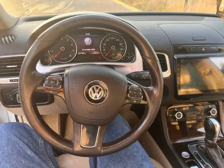 Продам volkswagen touareg 2012 года выпуска:
- Цена 1.300.000 очень срочно без торга!;
- 3.6 Fsi vr6 (cmta) 249 л. С.
- Пробег 241000 километров.
Комплектация:
- Полный привод;
- Пневмоподвеска 4 corner
- 8-Ступенчатая aisin;
- Фаркоп; и прочее!

Была замена цепей по оригиналу, замена топливной системы (фильтров, насоса и т. Д) замена тормозных дисков с колодками.
Состояние у автомобиля хорошее, по лкп есть моменты, есть царапины, сколы на заднем и переднем бамперах — не критично. Обслуживалась на масле petronas каждые 7-8 тысяч пробега. Стекла все родные включая и лобовое! Авто требует немного вложений, заправить кондиционер. По ходовой части без нареканий, ни каких стуков нет, пневмоподвеска работает отлично в технической части вложений не требует. Двигатель работает без нареканий! Все остальные вопросы по телефону!
Телефон: +79494408700 - фотография - 8