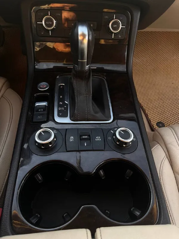 Продам volkswagen touareg 2012 года выпуска:
- Цена 1.300.000 очень срочно без торга!;
- 3.6 Fsi vr6 (cmta) 249 л. С.
- Пробег 241000 километров.
Комплектация:
- Полный привод;
- Пневмоподвеска 4 corner
- 8-Ступенчатая aisin;
- Фаркоп; и прочее!

Была замена цепей по оригиналу, замена топливной системы (фильтров, насоса и т. Д) замена тормозных дисков с колодками.
Состояние у автомобиля хорошее, по лкп есть моменты, есть царапины, сколы на заднем и переднем бамперах — не критично. Обслуживалась на масле petronas каждые 7-8 тысяч пробега. Стекла все родные включая и лобовое! Авто требует немного вложений, заправить кондиционер. По ходовой части без нареканий, ни каких стуков нет, пневмоподвеска работает отлично в технической части вложений не требует. Двигатель работает без нареканий! Все остальные вопросы по телефону!
Телефон: +79494408700 - фотография - 9