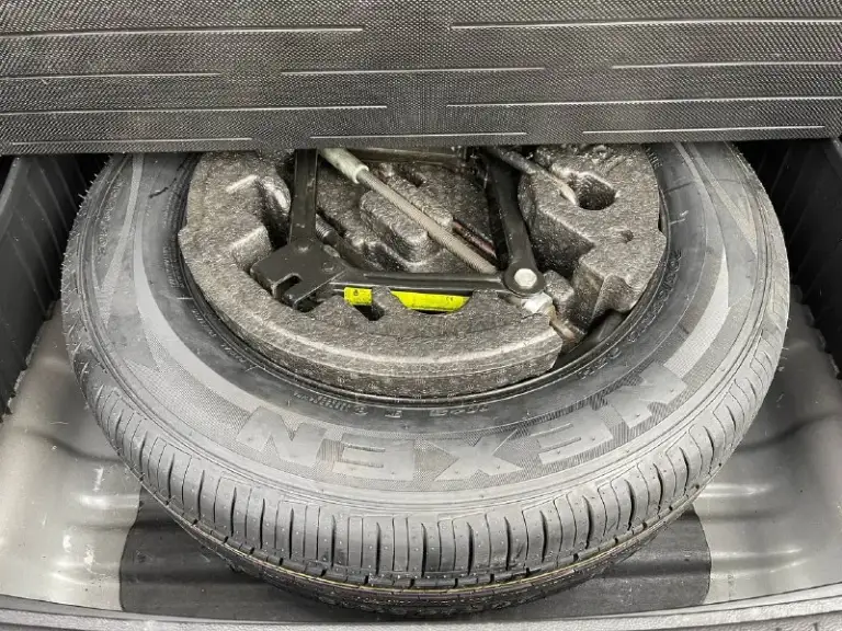 +79495236393
В продаже в городе донецке
Hyundai creta 1.6 бензин 123 л. С. Коробка автомат айсин 6 ступенчатый 2017 год вся в родной краске каждая единица кузова в родной заводской краске!
Один хозяин! Машинка вся в оригинале была бережная эксплуатация! Пробег 132 тыс км родной оригинальный проверенный пробег! Кузов в идеальном состоянии! Весь в отражений ! Днище идеальное гаражное хранение ! Салон в идеальном состоянии в машине не курили ! Машина очень ухоженная ! Два ключа сервисные книги! Резина зимняя хорошая, камера заднего вида, кондиционер рабочий, подогревы сидений, подогревы всех зеркал, датчик давления в шинах полный бортовой компьютер, мульти руль, полная мульти медиа, гарнитура свободные руки, состояние по всем параметрам отличное без единого вложения! Двигатель коробка и ходовая часть все в идеальном состоянии! Машинка в отличном состоянии тот кто приобретёт будет очень доволен, постоянный учёт полное переоформление в мрэо
Два комплекта резины
Цена 1 680 000 руб торг +79495236393 - фотография - 8