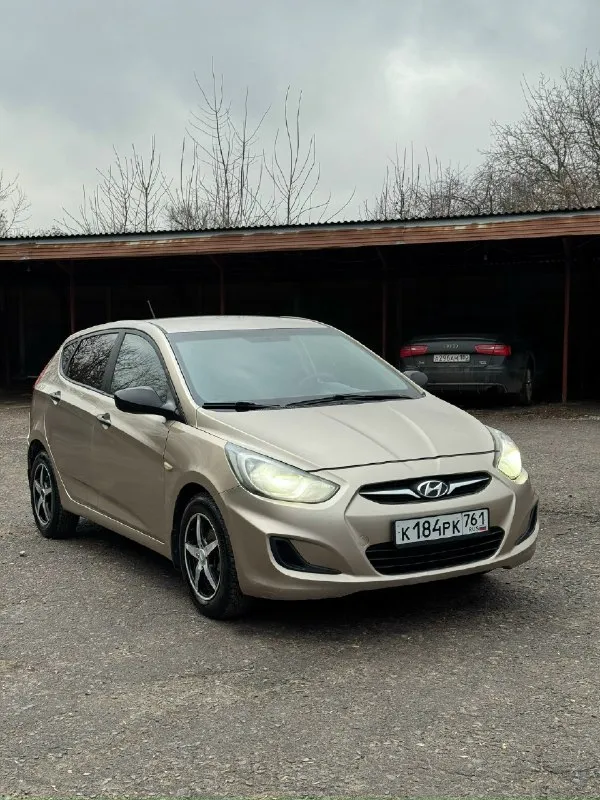 Hyundai solaris 2011 1.4 мкпп цена: 650.000 рублей + разумный торг реальному покупателю hyundai солярис - пробег 185.000 км - автотека зеленая - мотор и коробка на отлично нареканий нет, не дымит не троит - делать ничего не нужно сел и поехал - 2 комплекта колес зима (на дисках) лето (штампы) - комплектация 4 стеклоподъемника, подогрев сидений, подогрев заднего стекла, стоит хороший свет, мульти руль, электро-регулировка зеркал - печка, кондиционер все работает документы кристально чистые без штрафов, запретов и т. Д переоформление без проблем, могу присутствовать в мрэо осмотр макеевка тел: +7 (949) 097-61-76
📞 Звоните: +7(949)0976176 - фотография - 1