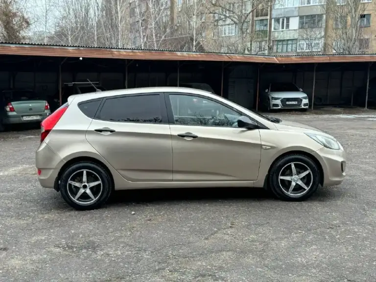 Hyundai solaris 2011 1.4 мкпп цена: 650.000 рублей + разумный торг реальному покупателю hyundai солярис - пробег 185.000 км - автотека зеленая - мотор и коробка на отлично нареканий нет, не дымит не троит - делать ничего не нужно сел и поехал - 2 комплекта колес зима (на дисках) лето (штампы) - комплектация 4 стеклоподъемника, подогрев сидений, подогрев заднего стекла, стоит хороший свет, мульти руль, электро-регулировка зеркал - печка, кондиционер все работает документы кристально чистые без штрафов, запретов и т. Д переоформление без проблем, могу присутствовать в мрэо осмотр макеевка тел: +7 (949) 097-61-76
📞 Звоните: +7(949)0976176 - фотография - 4