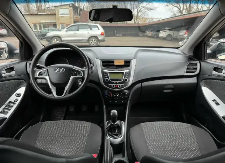 Hyundai solaris 2011 1.4 мкпп цена: 650.000 рублей + разумный торг реальному покупателю hyundai солярис - пробег 185.000 км - автотека зеленая - мотор и коробка на отлично нареканий нет, не дымит не троит - делать ничего не нужно сел и поехал - 2 комплекта колес зима (на дисках) лето (штампы) - комплектация 4 стеклоподъемника, подогрев сидений, подогрев заднего стекла, стоит хороший свет, мульти руль, электро-регулировка зеркал - печка, кондиционер все работает документы кристально чистые без штрафов, запретов и т. Д переоформление без проблем, могу присутствовать в мрэо осмотр макеевка тел: +7 (949) 097-61-76
📞 Звоните: +7(949)0976176 - фотография - 7