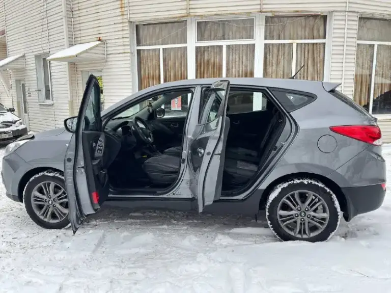 К вашему вниманию hyundai ix35 2014 года мотор 2.0 бензин
Пробег 185 тыс родного
2 Владельца
В идеальном состоянии как по кузову так и технически
Мотор работает отлично тихо без посторонних шумов
Коробка работает как нужно переключает плавно не пинает не задерживает
Все в идеале
Автомобиль в родном окрасе
1-Косметический окрас дверь косметика!!!
Без дтп!
Все стекла родные !!!
Кроме лобового
В этом автомобиле есть все для комфортной езды.
Юридически чистый автомобиль!!!
Продажа по договору купли-продажи или через мрэо!!!!
Комплектация
-Датчик света:
-Датчик дождя:
-Круиз контроль:
-Доводчики стёкол:
-Подогревы всех сидений:
-Помощь при спуске:
-Адаптивные фары:
-Парктроники:
-4 Стекло подъёмника:
-Электро зеркала:
-Подогрев зеркал заднего вида:
-Бортовой компьютер:
-Регистрация р. Ф 🇷🇺🇷🇺🇷🇺
Цена 1 340 000
Тел +79495095858
Тел +79895435743 телега ватсап - фотография - 7