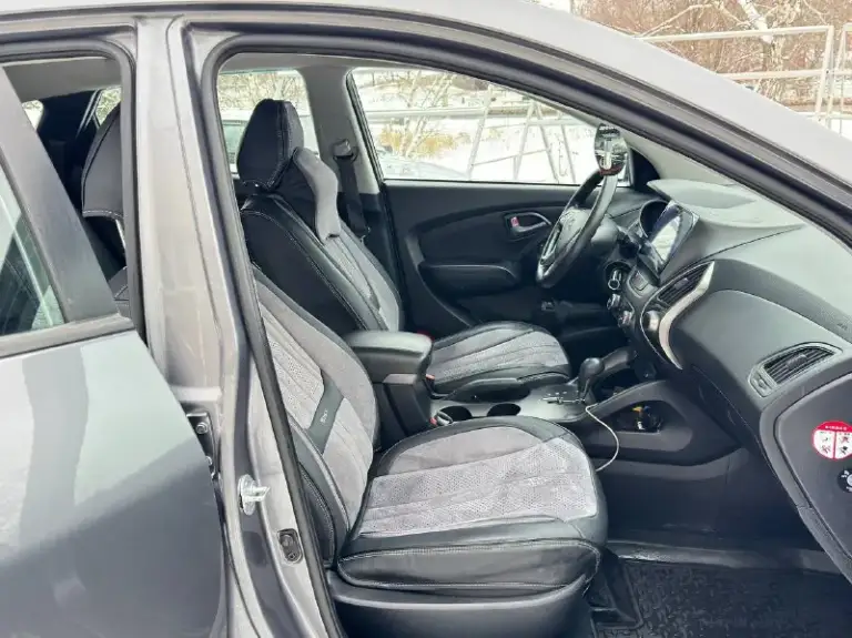 К вашему вниманию hyundai ix35 2014 года мотор 2.0 бензин
Пробег 185 тыс родного
2 Владельца
В идеальном состоянии как по кузову так и технически
Мотор работает отлично тихо без посторонних шумов
Коробка работает как нужно переключает плавно не пинает не задерживает
Все в идеале
Автомобиль в родном окрасе
1-Косметический окрас дверь косметика!!!
Без дтп!
Все стекла родные !!!
Кроме лобового
В этом автомобиле есть все для комфортной езды.
Юридически чистый автомобиль!!!
Продажа по договору купли-продажи или через мрэо!!!!
Комплектация
-Датчик света:
-Датчик дождя:
-Круиз контроль:
-Доводчики стёкол:
-Подогревы всех сидений:
-Помощь при спуске:
-Адаптивные фары:
-Парктроники:
-4 Стекло подъёмника:
-Электро зеркала:
-Подогрев зеркал заднего вида:
-Бортовой компьютер:
-Регистрация р. Ф 🇷🇺🇷🇺🇷🇺
Цена 1 340 000
Тел +79495095858
Тел +79895435743 телега ватсап - фотография - 8